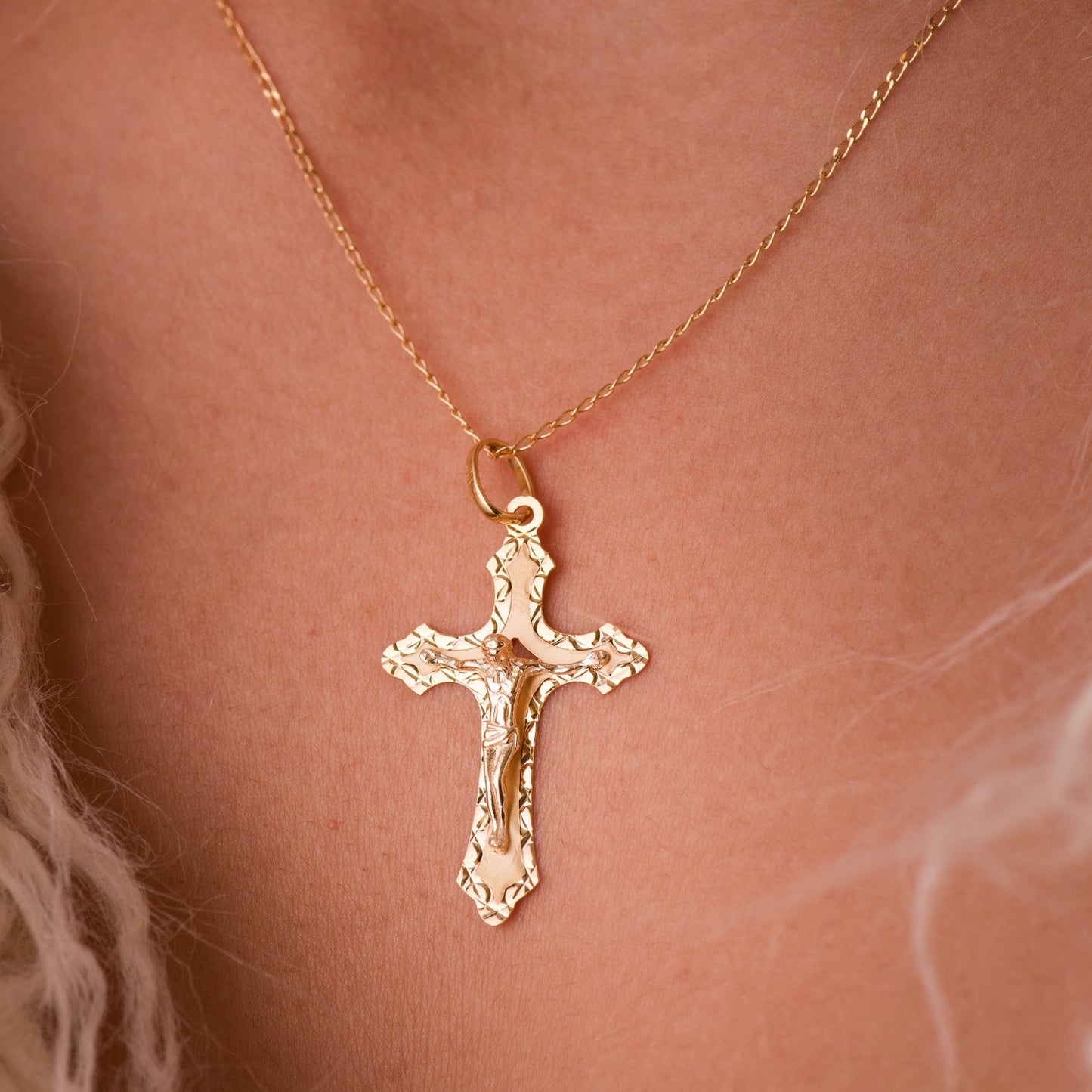 Pendentif - Médaille Christ sur la Croix Or 18 Carats 750/000 Jaune - Chaine Offerte